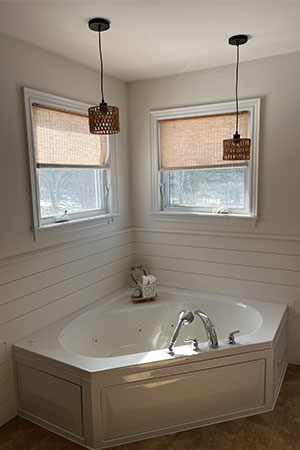 http://Pendant%20lighting%20over%20Jacuzzi%20bathtub