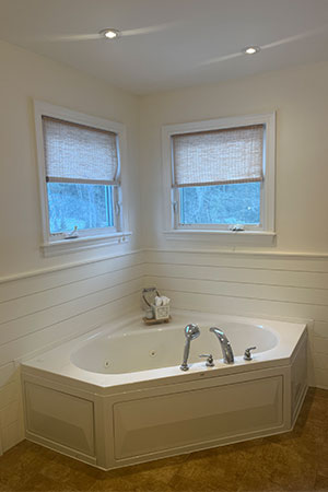 http://pot%20lights%20over%20top%20of%20a%20Jacuzzi%20tub
