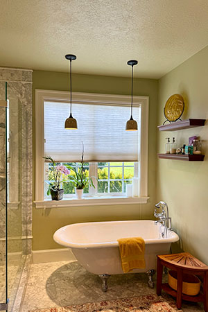 http://Pendant%20lights%20over%20claw%20foot%20bathtub.