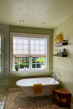 http://Unattractive%20can%20lights%20over%20our%20bathtub.